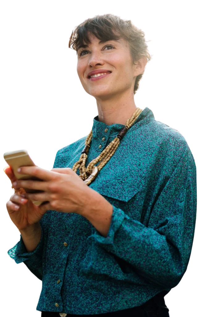 Mujer feliz con un móvil
